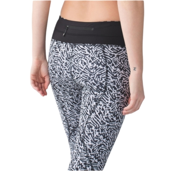 Lululemon Inspire Crop II All Full-On Luxtreme Black White Animal Print Size 6 - Picture 3 of 12